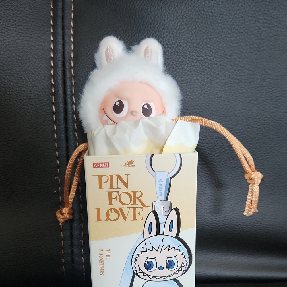 Labubu Letter "H" (White) PIN FOR LOVE THE MONSTERS SERIES